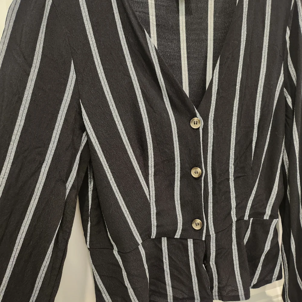 H&M Striped Black and White Button-Up Women's Top - Picture 3 of 7